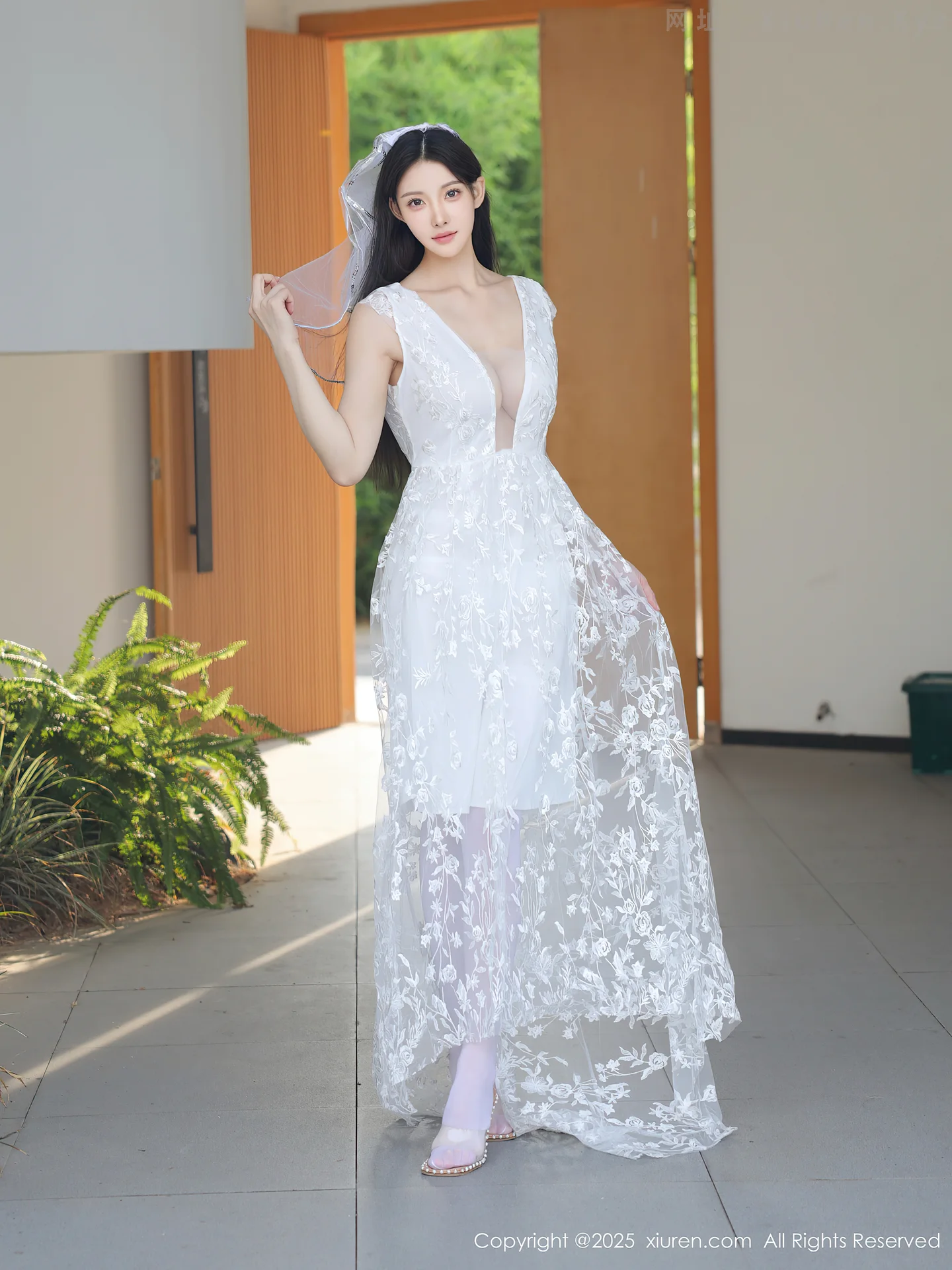 图片[4]-[XiuRen秀人网]VOL.10661 模特梨霜儿性感低胸白色婚纱配白色丝袜秀丰腴身材完美诱惑写真82P-秀人网官方网站